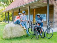 Radfahrer am  Infozentrum © Touristikzentrale Paderborner Land / Martin Hoffmann